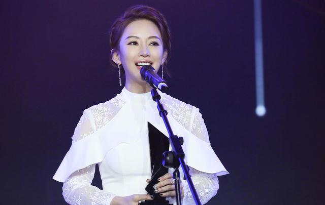 潘晓婷|潘晓婷晒最新素颜照，曾因“计生用品”引舆论，面色红润引质疑