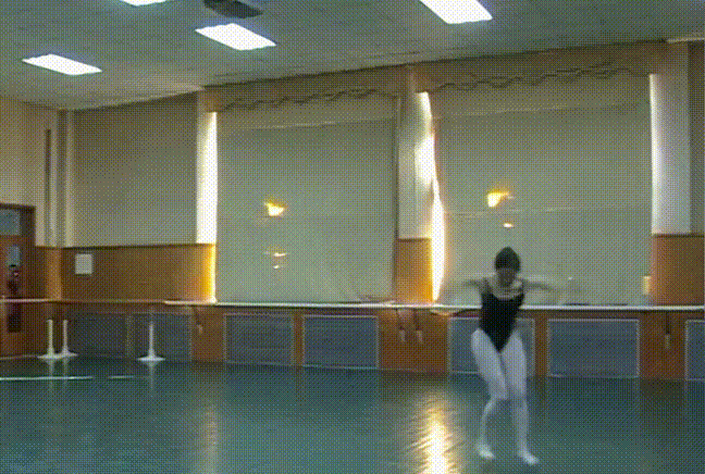 幻灭|碾压内娱的“国宝级绝世舞姬”,上综艺后一秒幻灭,网友:头先着地的仙女