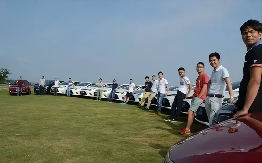 车友会路边上演2男2女？25岁黑丝女生地上爬行：挣钱嘛，不寒颤！