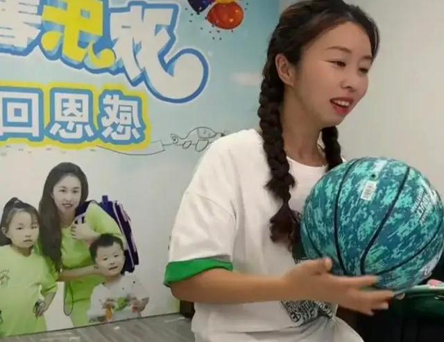 带货|郭爸陪楷楷踢球,爷孙互动很有爱,田静直播带货,迟迟不愿回九江