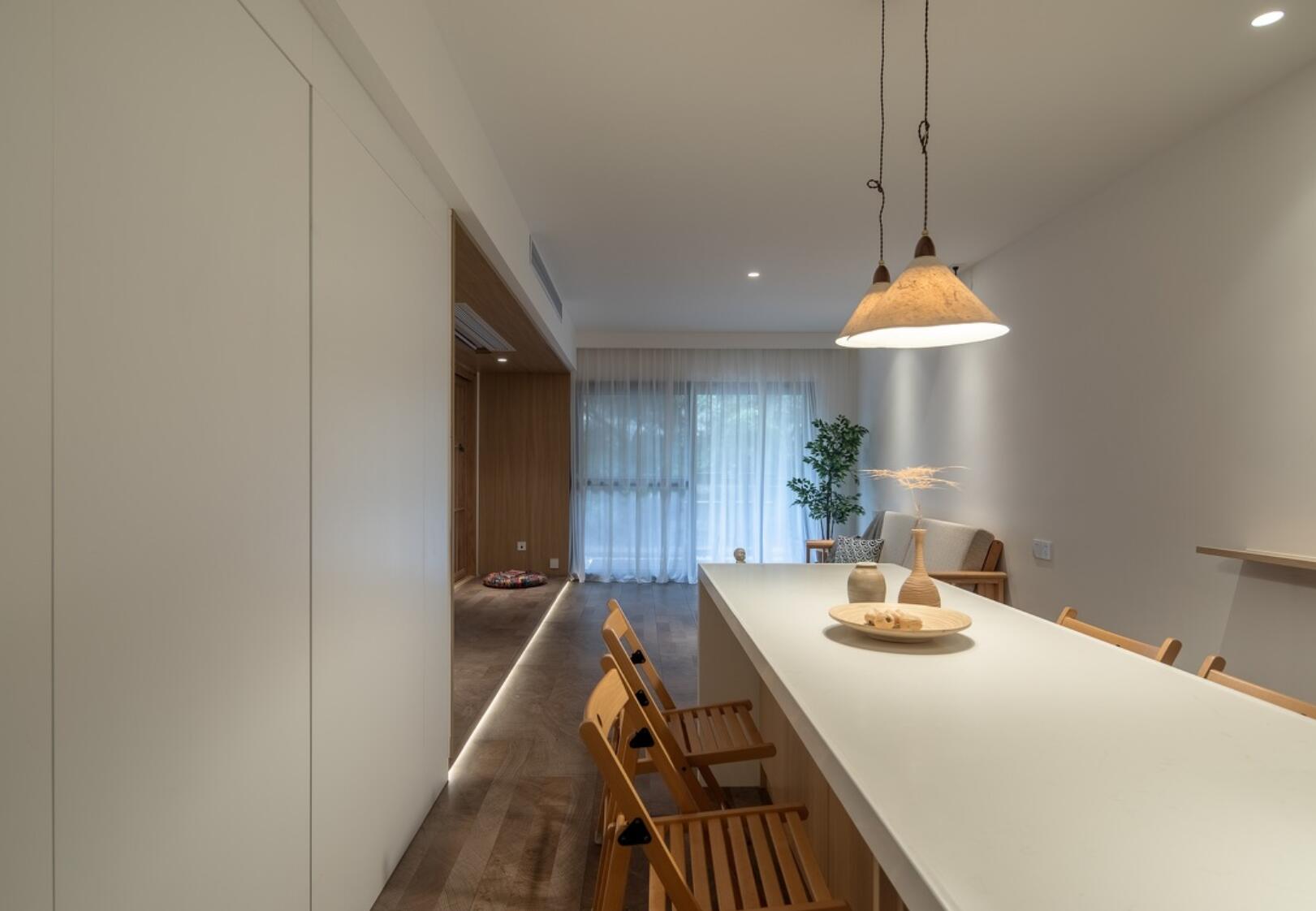 电视墙一定要设计柜子?她直接“纳进”卧室,舒适性不减反增