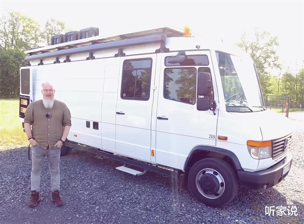 63岁大爷在房车里住3年,将9㎡空间变成“硬核”蜗居,住着还挺爽