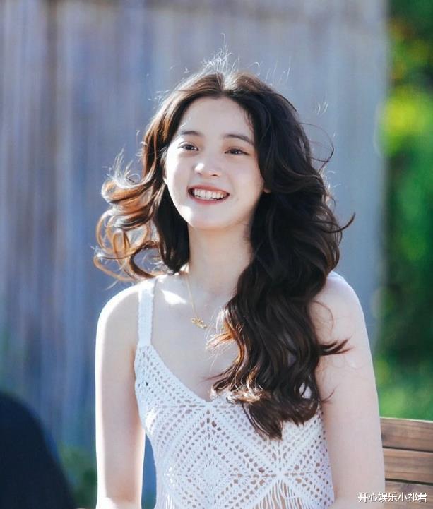 欧阳娜娜|欧阳娜娜生图曝光，网格吊带配大波浪，脸圆一圈发福了