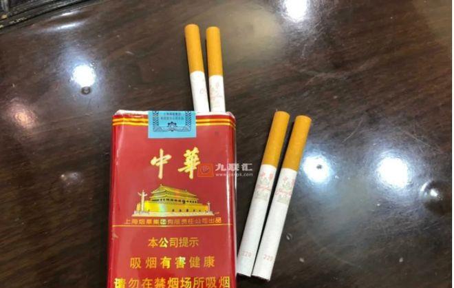 广州,男子在KTV和朋友买醉,想要买两盒华子香烟,又觉得KTV太贵