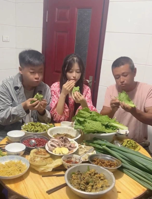 谢永强|谢永强携小12岁美妻回农村娘家,和岳父像同辈,1岁女儿可爱像妈