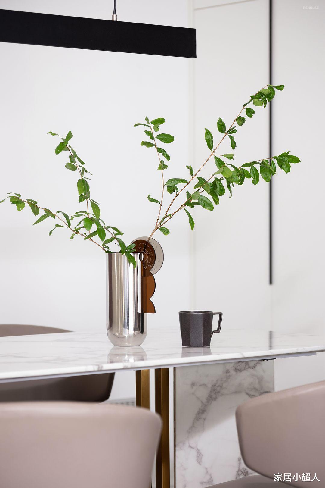 甜蜜的一家三口,用高级灰打造温馨住所,让人倍感温暖