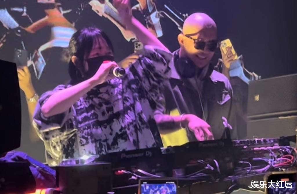 小S|小S砸十万送香槟力挺，53岁高龄DJ夜店首秀为何受追捧？