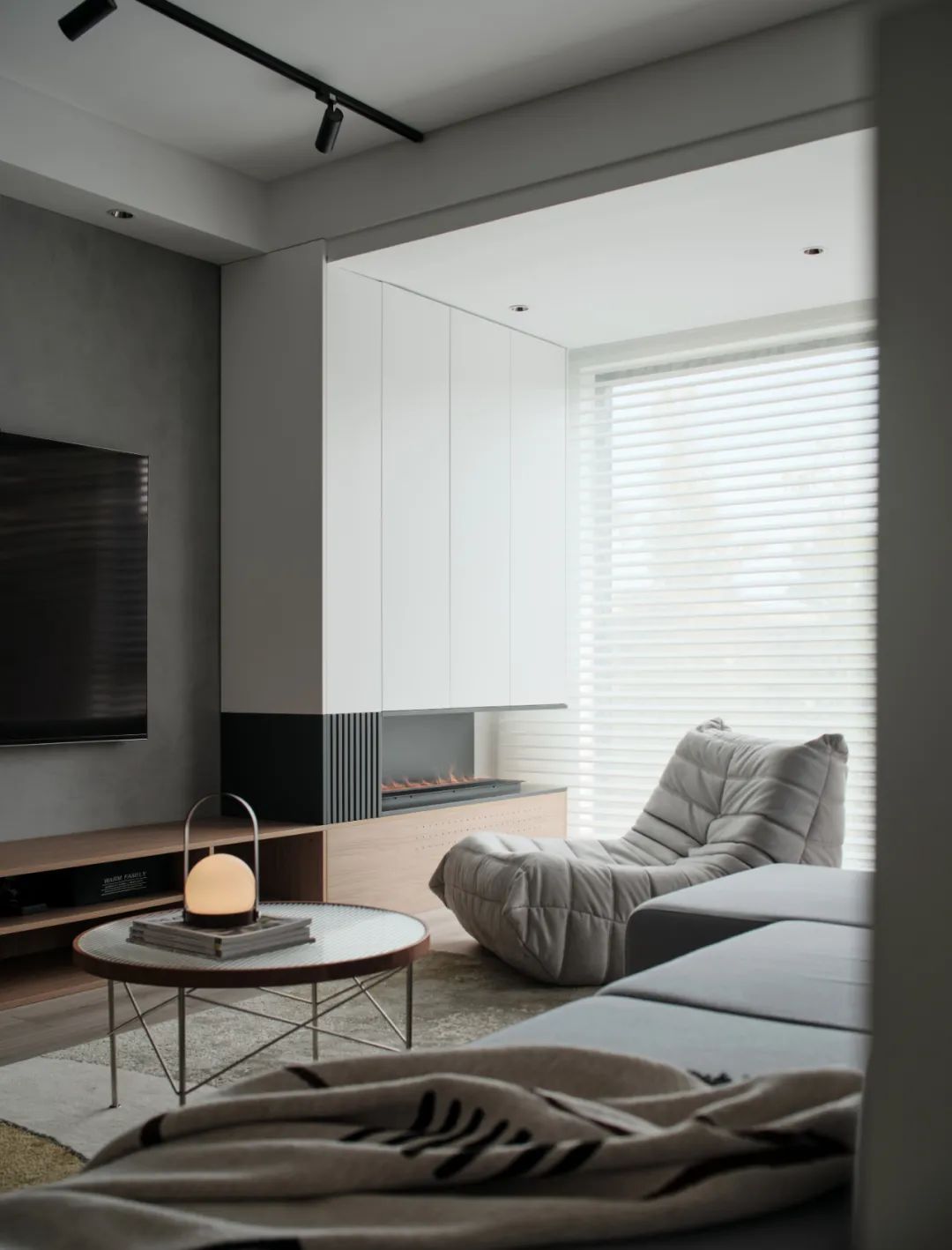 32岁男主靠自己买下125㎡房子,改造后和猫咪一起生活,轻松自在