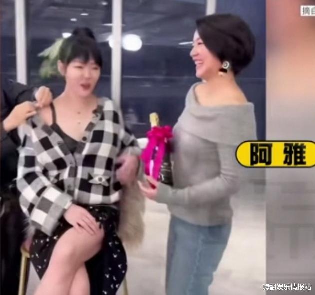 阿雅|阿雅上节目，小S又露事业线又爆料对方微整形，网友集体呼唤周迅