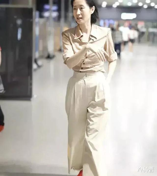 刘敏涛|46岁刘敏涛机场照太真实：纯素颜出镜也就算了，还笑得这么可爱？