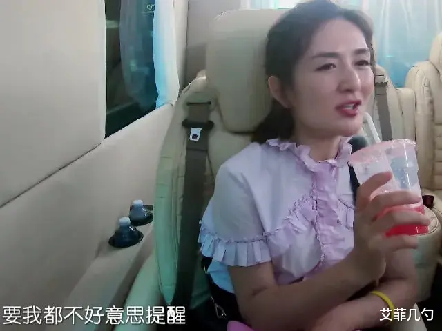 谢娜|谢娜和章子怡等人去国外旅游，相中个名牌包包，付钱时却没带卡，于是找包文婧借了3万澳元