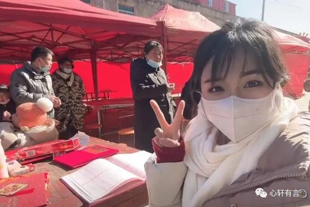 女大学生被安排写“礼单”，网友：你这个字最多只能去洗碗