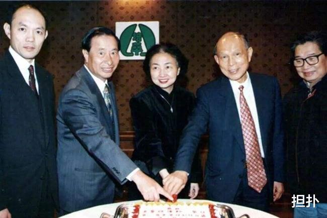 霍启刚|霍启刚郑志刚一起现身，参加香港选举投票，两个人未来是前途无量