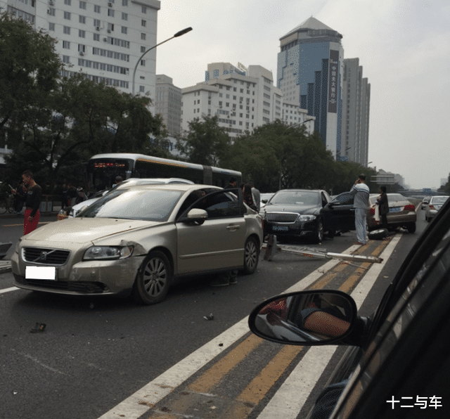 男子开车撞坏9米护栏,第二天公路管理部门来索赔:给1万5吧