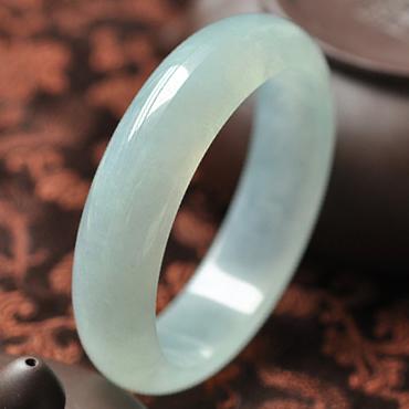 翡翠手镯|买了新的翡翠手镯,第1次佩戴,需要注意什么呢?