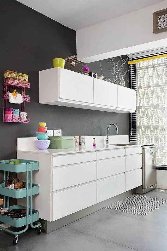 客厅做了一个超大柜子,一边是电视墙,一边是大书柜,确实很实用