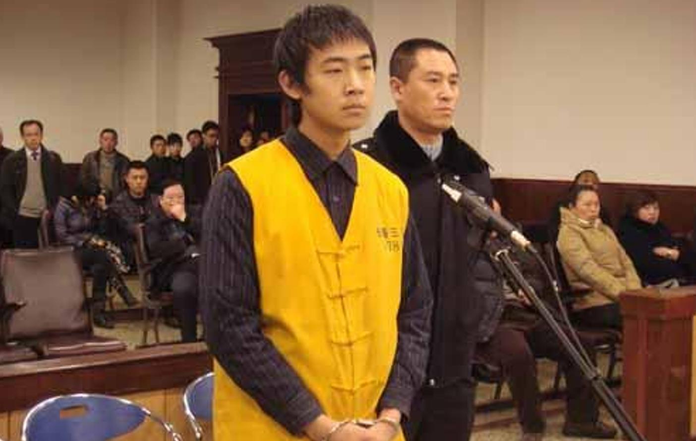 19年重庆男子撞人后自首,警察在出租屋发现上百万,背后有何秘密