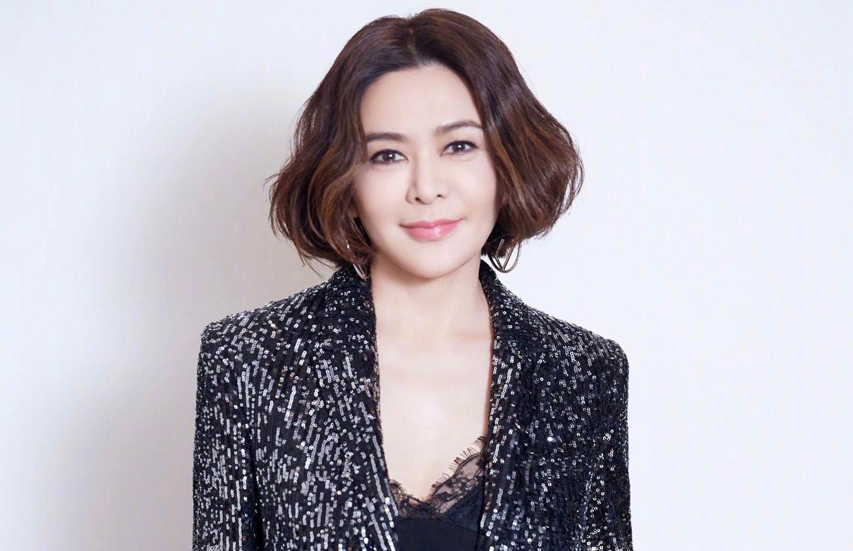 关之琳|大美人关之琳迎60岁大寿!状态冻龄穿搭新潮,脚上金色凉鞋抢镜