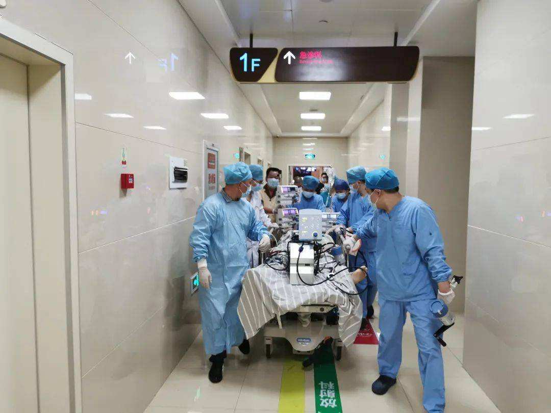 贵州公交车司机驾车冲入湖中,21人丧生:成年人的绝望就在一瞬间