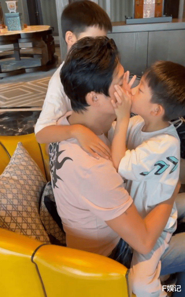 周家蔚|周家蔚带两个儿子回家与洪天明分开 一家四口离别时伤感落泪