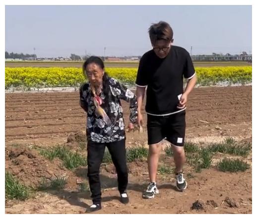 马玉琴和孙子下地拔韭菜,表情鬼鬼祟祟,网友:孙子也给带坏了