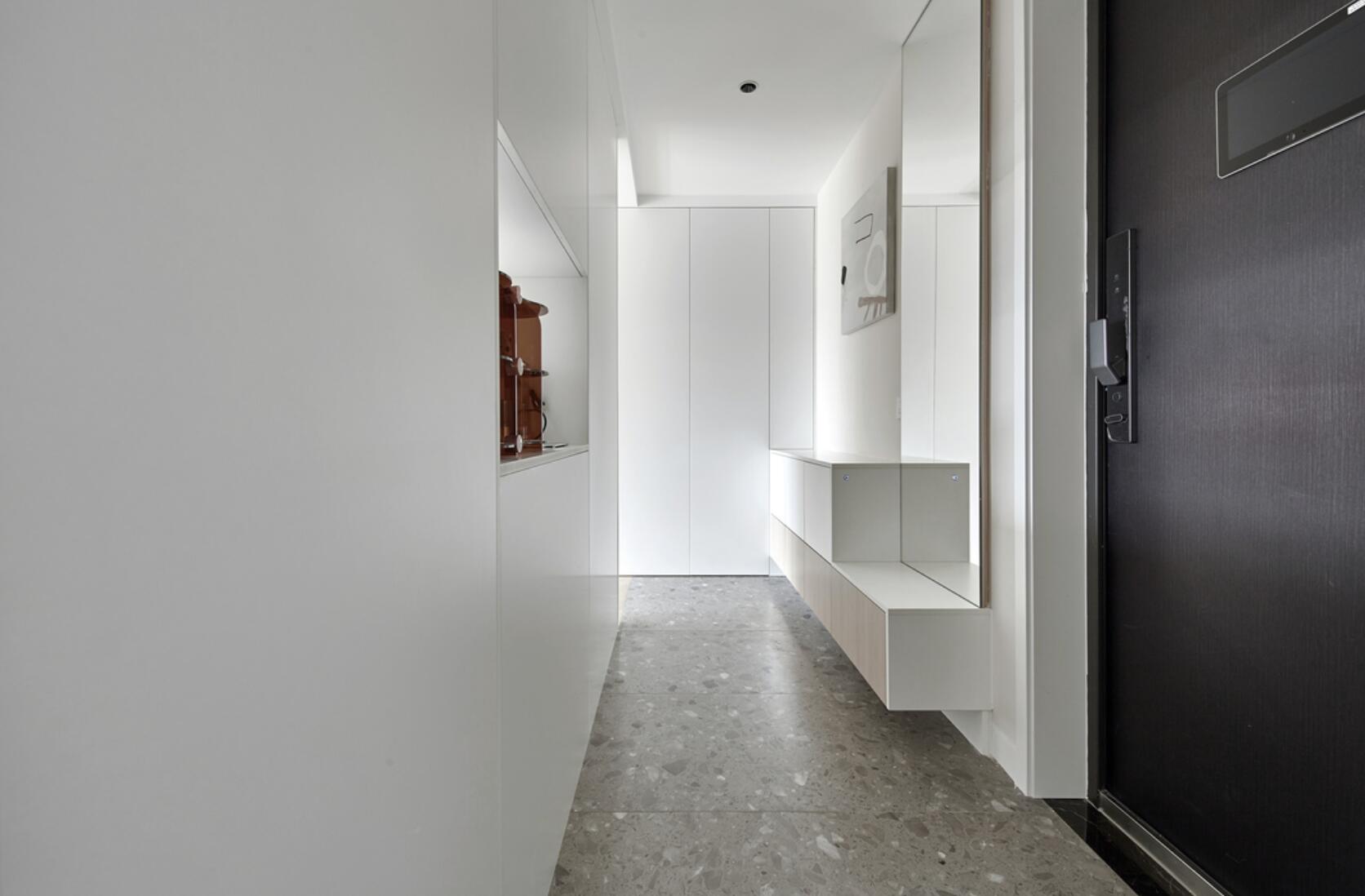 不到70㎡的户型，她却硬要“造”个玄关，完工后，收纳反而多一倍