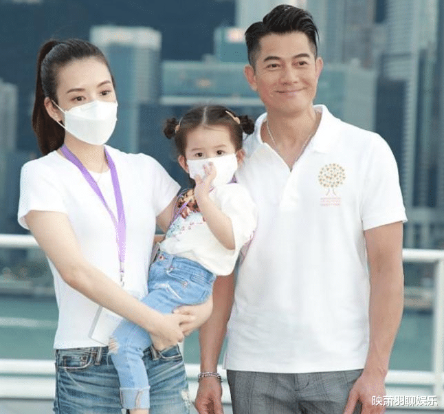 郭富城|方媛分享了一组视频,戴发箍造型可爱,郭富城看起来只有二三十岁