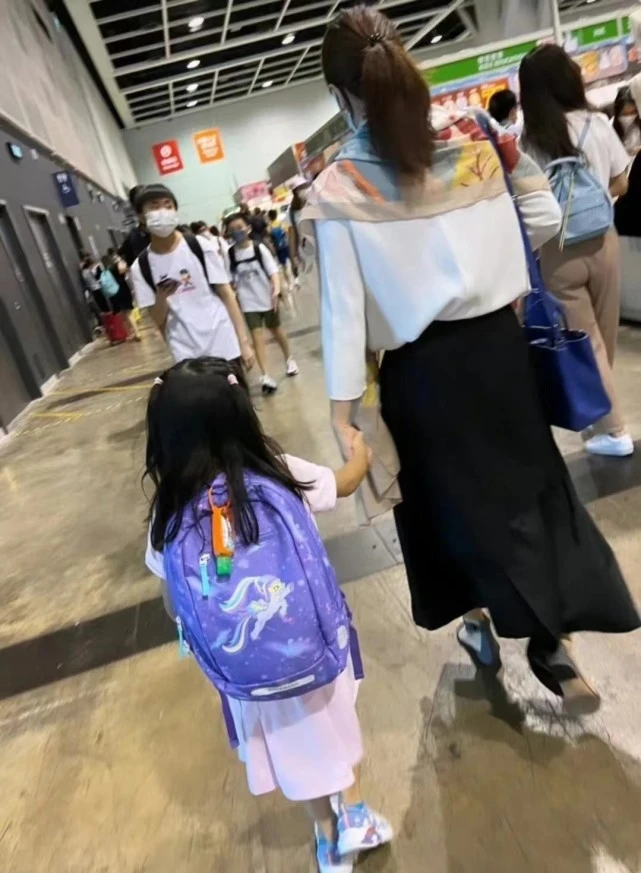 郭晶晶|霍启刚夫妇盛装出席颁奖礼！郭晶晶小蓝裙配西装，明星脸大抢风头