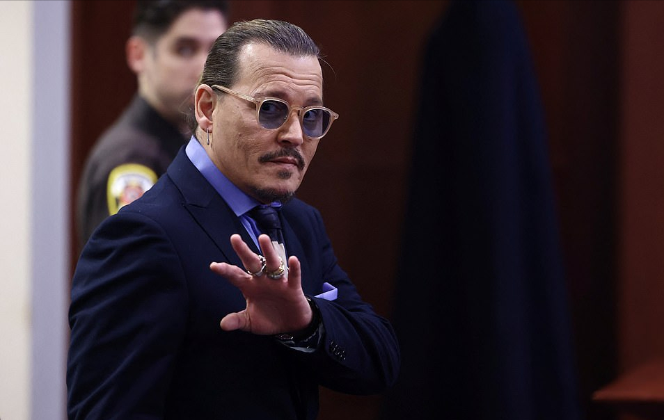 |德普和前妻继续开撕！“海后”不顾形象崩溃痛哭，女神形象全无