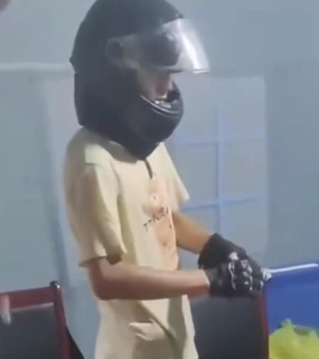 刻骨铭心,广东16岁少年骑行千里到江西找女友,冻得发抖还被拦!
