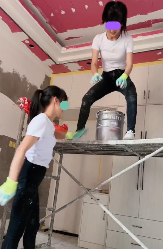 双胞胎姐妹在工地做装修工，包工头：好好干，以后我给你们找婆家
