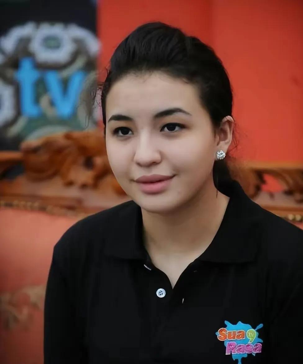 超模|马来西亚最惨王妃 名模出身却被母亲背叛 遭丈夫家暴 后逃出活成自我