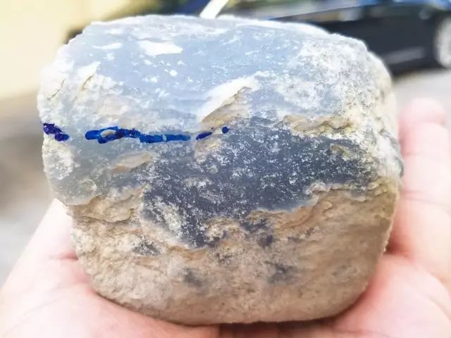 翡翠|如夜明珠般的玻璃种原石,全拿来车珠子了,100万也要打水漂!