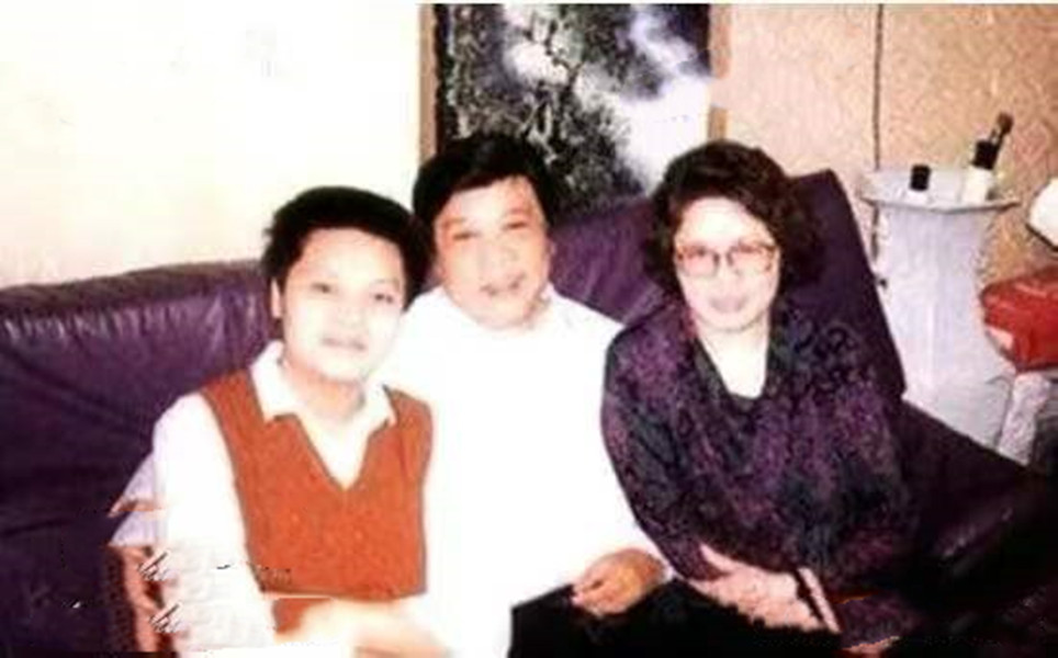 赵忠祥|赵忠祥46岁独子罕见露面！斑秃明显外貌神似父亲，爱妻是亲戚