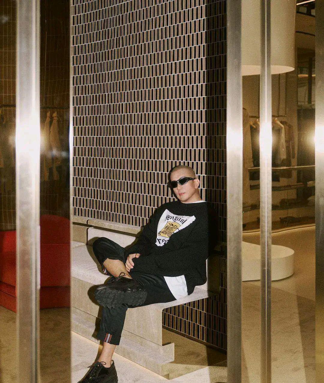 大S|大S现任老公具俊晔,婚后穿着打扮显年轻,和小姨子营业互动拍杂志