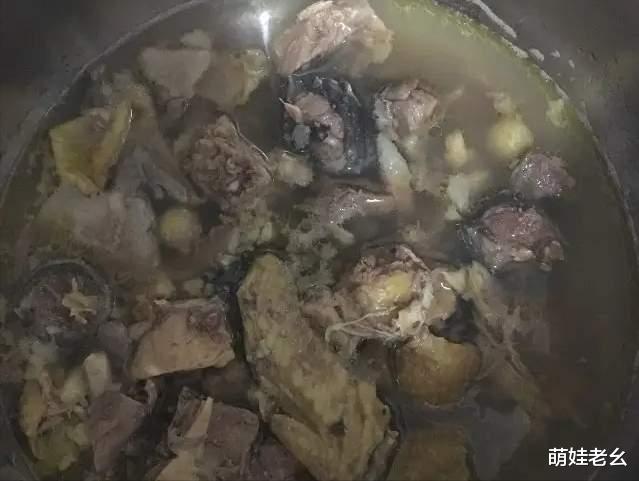 江苏省|江苏一男子野钓收获20斤的大乌龟，放生却被拦住，网友：放葱姜蒜