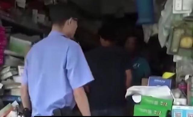 回顾中年男子频繁给大叔送钱,大叔选择报警:他还对我动手动脚