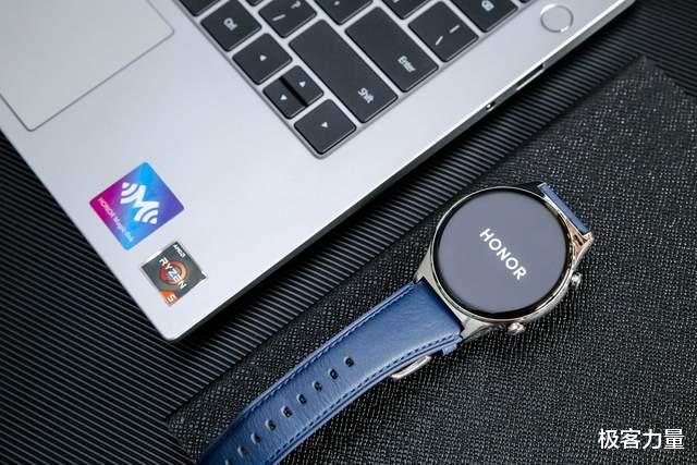京东|8通道心率监测快准稳,荣耀手表GS 3尝鲜体验,不止智能更时尚