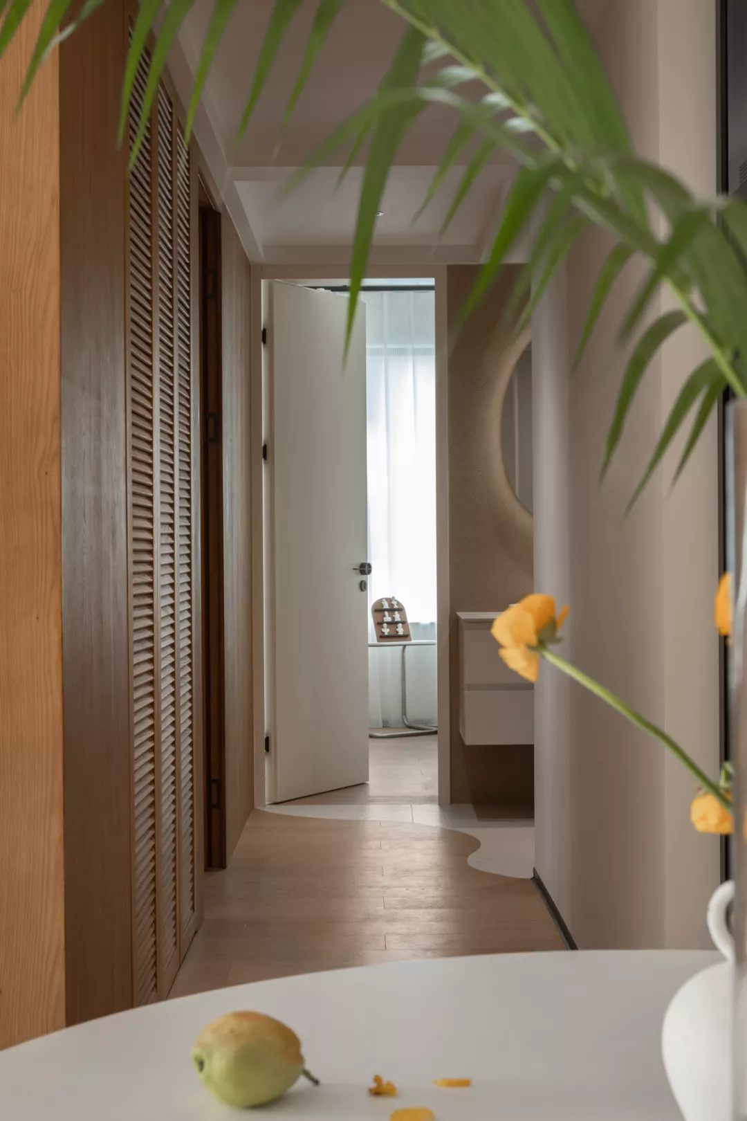 90平米两居室，棉花糖色与木材温润感，让空间回归最纯粹舒适与自在！