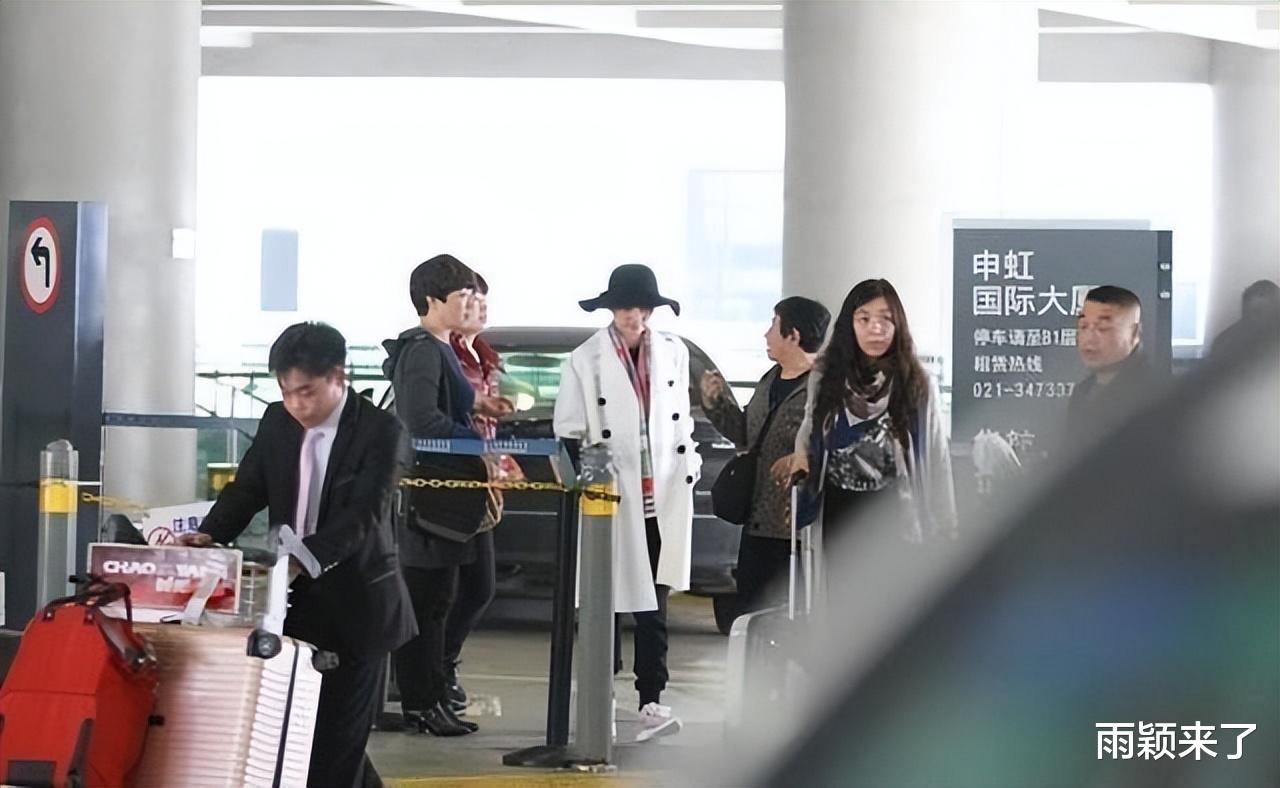 张艺谋|张艺谋小娇妻真会打扮!穿白色大衣优雅大气,戴宽檐帽像法国贵妇