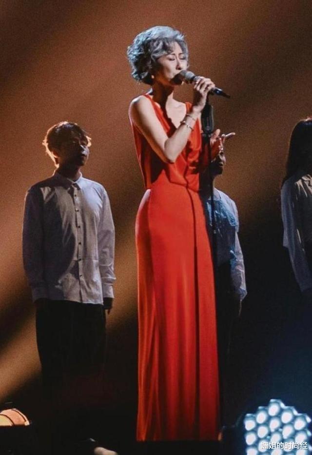 果冻 看了60岁叶倩文的穿搭，我发现：穿衣“不扮嫩”，从容老去才真美