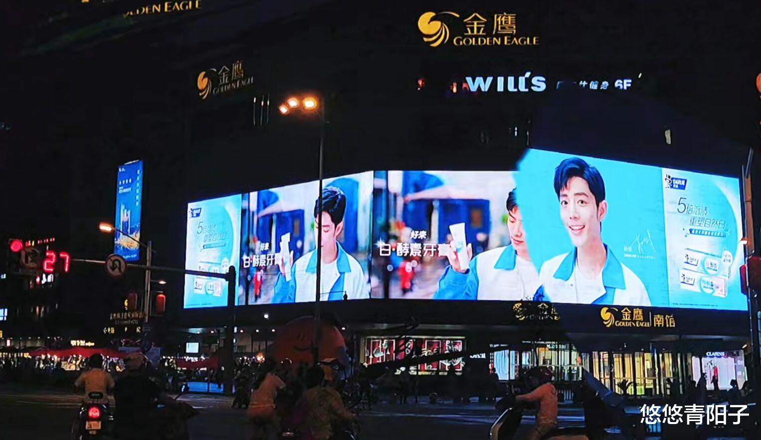 肖战|?七个城市的大屏亮起，肖战的笑容照亮城市中心，星光同闪！