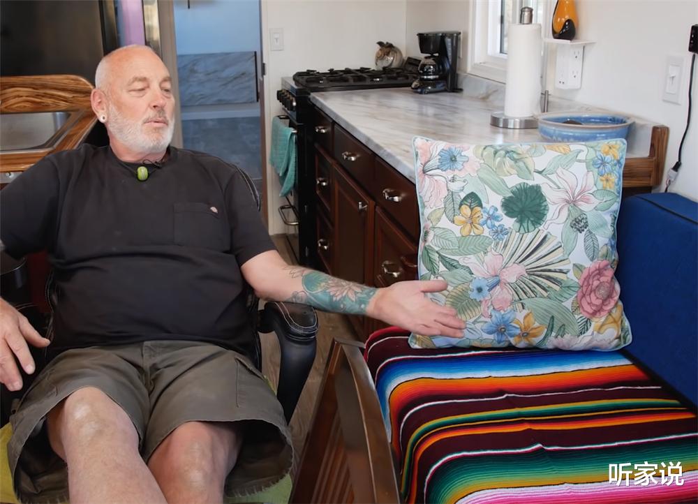 65岁老夫妻退休后积极乐观：将旧大巴改房车，住进23㎡蜗居中生活