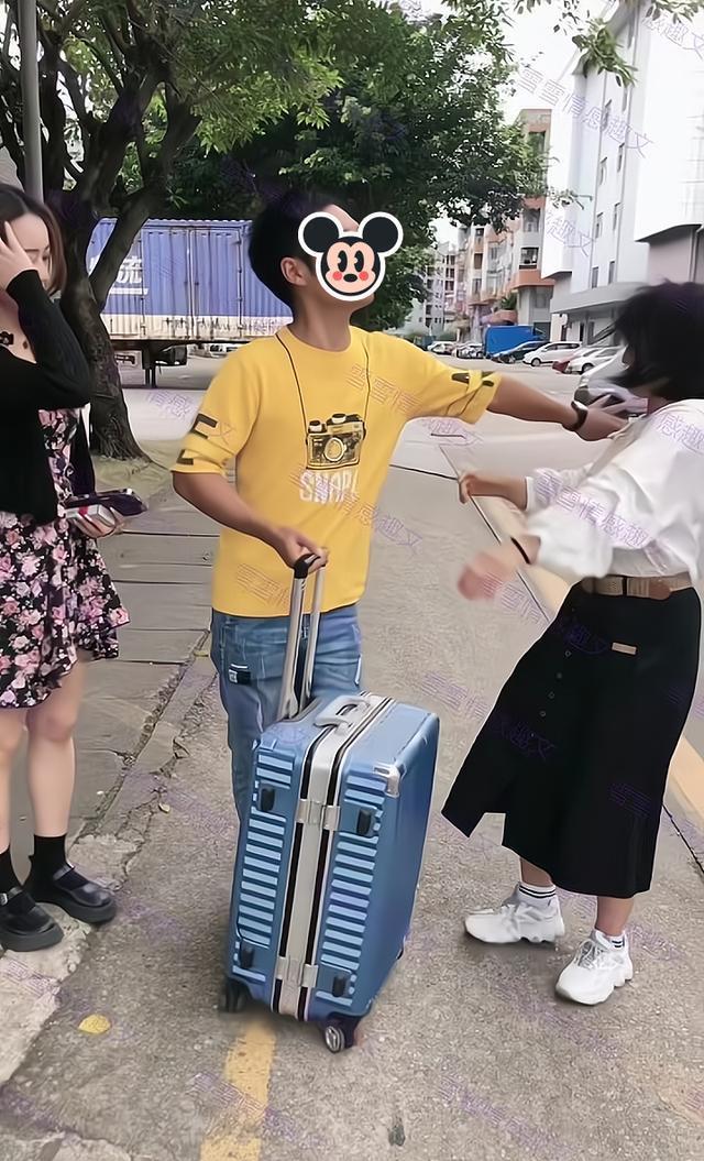 男子在工厂找到女朋友后辞职,主管挽留却被一把推开:我已经受够了