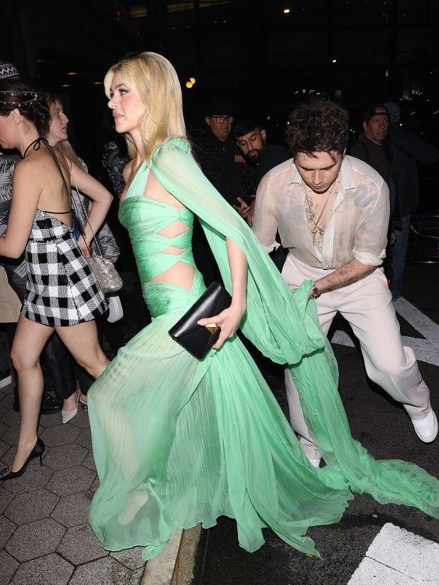 贝克汉姆|腰力满分!贝克汉姆长子把爱妻当“公主”,弯腰捧裙摆如同跟班