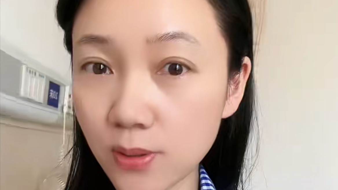 周群|周群住院，穿病号服素颜录视频，对自己一顿猛夸：甩某个人几条街