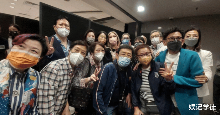 郑欣宜|郑欣宜在红馆举办演唱会，众多知名港星捧场，父亲郑少秋罕见现身