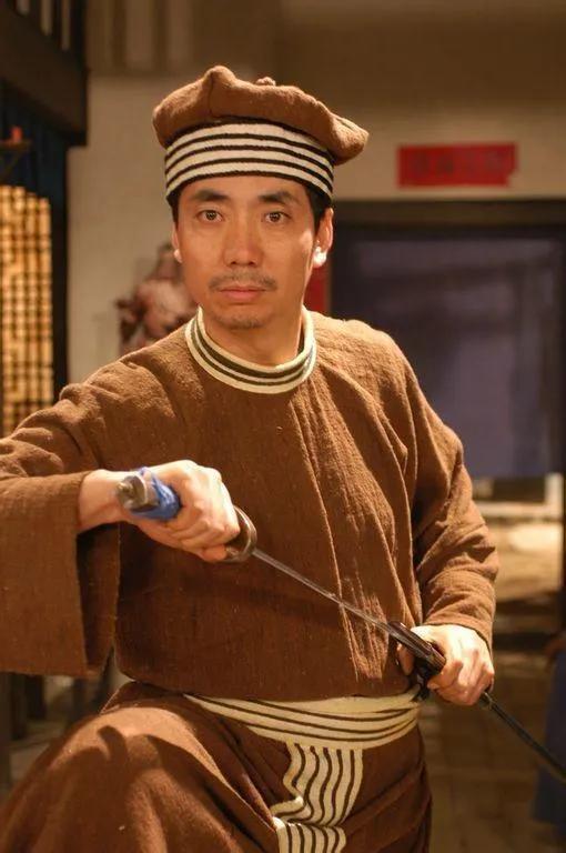 范明|演员范明：娶大6岁的厉玲，继子把他当亲爸爸，一家四口其乐融融