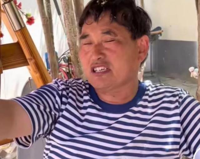大衣哥被索赔800W后,坐家门口修补破旧渔网,眉头紧锁不搭理人