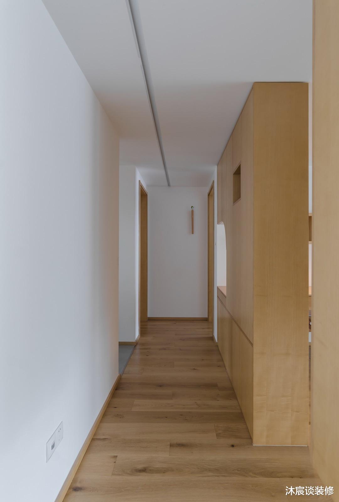 “穷装修”又赢了,他家用大白墙搭配原木家具,轻松打造清爽的家